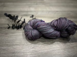 HANDSPUN - Ice Queen 80 Grey BFL/20 Rose